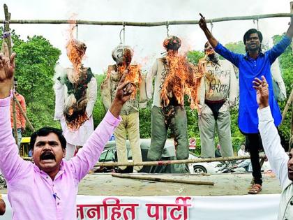 Combustion of effigies who burnt copy of the Constitution | संविधानाची प्रत जाळणाऱ्या समाजकंटकांच्या पुतळ्यांचे दहन