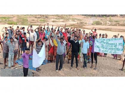 Protest of bridge opponents on 'Indravati'; Stays on the river bank of Chhattisgarh border for 2 weeks | ‘इंद्रावती’वरील पूल विरोधकांचे आंदोलन सुरूच; ४ जानेवारीपासून ठिय्या