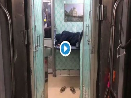  OMG! The Bollywood actor's inconvenience while traveling by train, watch video | OMG! बॉलिवूडच्या या अभिनेत्याची ट्रेनमधून प्रवास करताना झाली गैरसोय, पहा व्हिडिओ