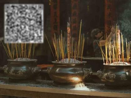 China's law graduate caught stealing Rs3.5 lakh from temples with qr code trick | दानपेटीवरील मंदिराचा QR कोड काढून स्वत:चा लावला, चोराच्या खात्यात जमा झाले इतके लाख रूपये...