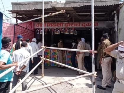 Washim: Queues for buying liquor for alcoholics! | वाशिम : मद्यपींच्या दारु खरेदीसाठी लागलेल्या रांगा!