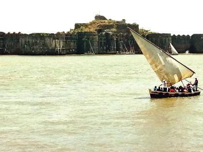 Obstruction of traffic on Janjira fort; The wind blows | जंजिरा किल्ल्यावरील वाहतुकीत अडथळा; वेगाचे वारे सुरूच