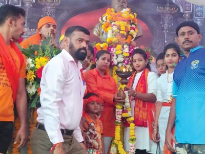 Shivajyot brought by female Shiva devotees; From Raigad to Birwadi | महिला शिवभक्तांनी आणली शिवज्योत; किल्ले रायगड ते बिरवाडी दौड