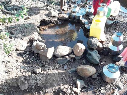 Thirsty Closed borewell, well drained for water | मेंदडी आदिवासीवाडी तहानलेली; बंद बोअरवेल, विहीर आटल्याने पाण्यासाठी वणवण