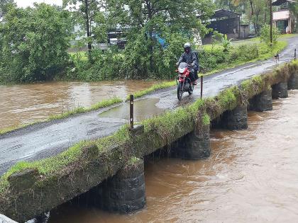 Horse-drawn bridge needs protective pebbles | घोडवली- पळसदरी पुलाला संरक्षक कठङ्याची गरज