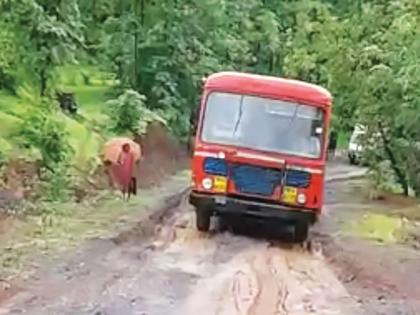 ST stuck in roadside soil; | रस्त्यावरील मातीत अडकली एसटी; प्रवाशांची गैरसोय