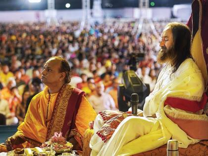 Mumbai celebrates devotional Diwali; 'The Art of Living' Deepavali Festival | मुंबईकरांनी साजरी केली भक्तीमय दिवाळी; ‘द आर्ट ऑफ लिव्हिंग’ दीपावली महोत्सव