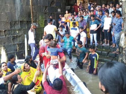 Waiting for a floating jetty to reach Janjira fort; Ship boats eat away | जंजिरा किल्ल्यावर जाण्यास तरंगत्या जेट्टीची प्रतीक्षा; शिडाच्या बोटी खातात हेलकावे