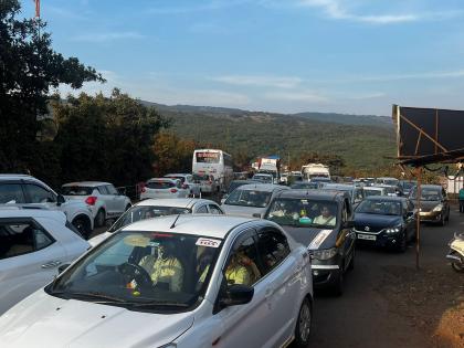 Queues of vehicles on Satara-Pune highway, traffic congestion due to tourist vehicles | सातारा-पुणे महामार्गावर वाहनांच्या रांगा, पर्यटकांच्या वाहनांमुळे वाहतुकीची कोंडी