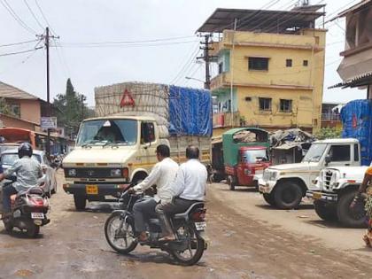 Indapur road disturbance | इंदापूर बाजारपेठेतील रस्त्याची दुरवस्था