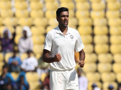R. Ashwin is the only bowler in the world, completed his triple hundred | एक नंबरी अश्विन, पूर्ण केलं बळीचे त्रिशतक अन् बरच काही...