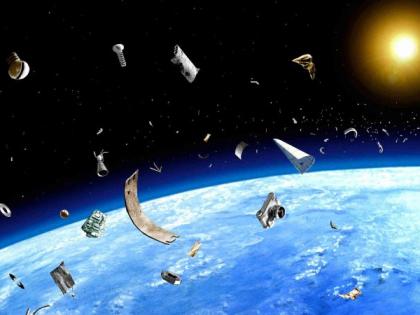 Three thousand dead satellites and millions of pieces of debris around the earth | पृथ्वीच्या भाेवती तीन हजार मृत सॅटेलाइट व लक्षावधी तुकड्यांचा कचरा