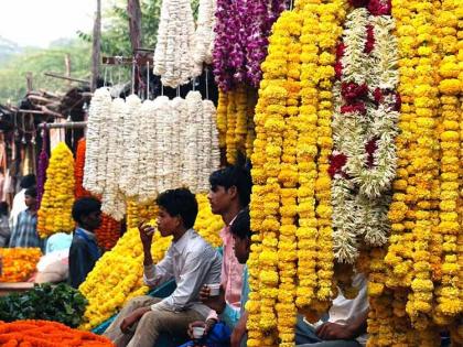 Marigold, Shewanti @ 60, Rose 300 to 500 rupees! Pooja, the arrival of decorative flowers increased | झेंडू, शेवंती @ ६०, गुलाब ३०० ते ५०० रुपये! पूजा, सजावटीच्या फुलांची आवक वाढली