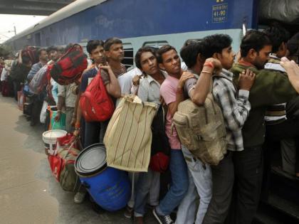 Passengers are huddled like animals on the train due to the crowd | गर्दीमुळे रेल्वेत जनावरांसारखे कोंबले जाताहेत प्रवासी