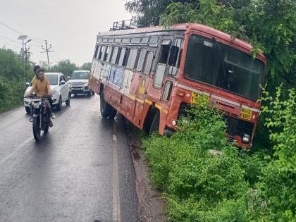 The truck hit the ST bus, 35 passengers narrowly escaped with the caution of the driver | ट्रकची एसटीला कट, चालकाच्या सावधगिरीने ३५ प्रवासी थोडक्यात बचावले