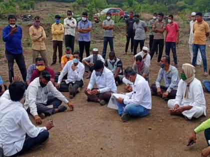 "We will not give land in Kavadimol for Pune-Nashik railway line", the farmers urged the railway authorities | "पुणे - नाशिक रेल्वे मार्गासाठी आम्ही कवडीमोलात जमिनी देणार नाही", शेतकऱ्यांचा रेल्वे अधिकाऱ्यांना दम