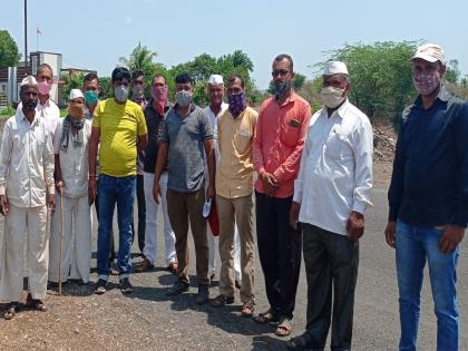 The officials who came to measure the railway line were harassed by the farmers | रेल्वे मार्गाची मोजणी करण्यास आलेल्या अधिकाऱ्यांना शेतकऱ्यांनी लावले पिटाळून