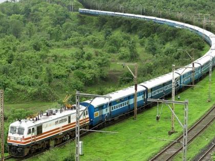 Transport of 10,000 tons of essential commodities by rail | रेल्वेद्वारे १० हजार टन जीवनावश्यक वस्तूंची वाहतूक