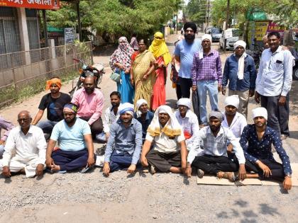 Andalan in a pit on the juice at a temperature of 41 degrees Celsius | ४१ अंश सेल्सीयस तापमानात रस्यावरील खड्ड्यात आंदाेलन