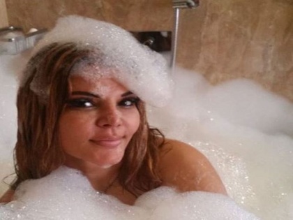 Photos of Rakhi Sawant in the bathtub are going viral on social media | बाथटबमधील राखी सावंतचे फोटो सोशल मीडियावर होतायेत व्हायरल