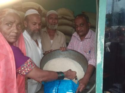 Distribution of substandard foodgrains in ration shops | रेशन दुकानांमध्ये निकृष्ट धान्याचे वितरण, शिरोडा येथील प्रकार उघड