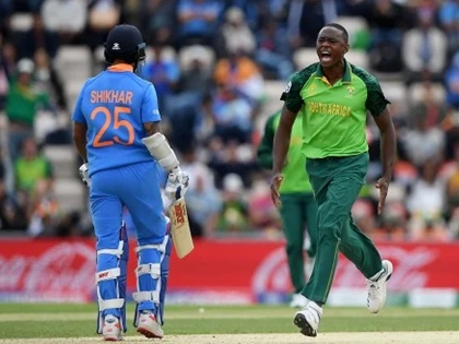 ICC World Cup 2019: Kagiso Rabada’s 146 kph thunderbolt breaks Shikhar Dhawan’s bat | ICC World Cup 2019: रबाडाची 'डेंजर' पॉवर; बॅटकडे बघतच बसला टीम इंडियाचा 'गब्बर'