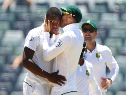 India Vs South Africa 2018: Faf du Plessis kisses Kagiso Rabada during India vs South Africa First test | India Vs South Africa 2018 : पांड्याची विकेट अन् डु प्लेसिसचं Kiss, पण भडकली रबाडाची गर्लफ्रेंड