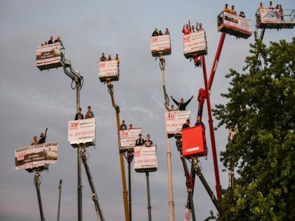 आता बोला! बाइक रेस बघण्यासाठी चक्क क्रेन घेऊन आले लोक, सोशल डिस्टंसिंगची अनोखी आयडियाची कल्पना!