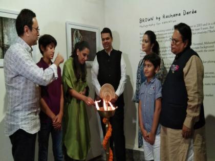 Darda and Aryaman Darda's photo exhibition opens, presence of Chief Minister Devendra Fadnavis | रचना दर्डा व आर्यमन दर्डा यांच्या छायाचित्र प्रदर्शनाचा शुभारंभ, मुख्यमंत्री देवेद्र फडणवीस यांची उपस्थिती