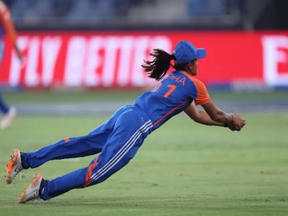 IND W vs NZ W Radha Yadav Stunning Catch To Dismiss Brooke Halliday Ahmedabad ODI Watch Viral Video | IND W vs NZ W: राधा यादवचा 'सुपर वुमन'वाला तोरा; हवेत झेपावत घेतला अफलातून कॅच, पण... (VIDEO)