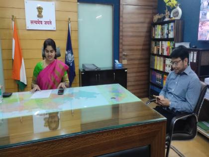 Deepa Mudhol-Munde assumed charge as Collector of Beed | बीडच्या जिल्हाधिकारी म्हणून दीपा मुधोळ-मुंडे यांनी स्विकारला पदभार