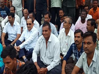 In Ahmednagar district, the ban was stopped: Leader of Opposition Leader Radhakrishna Vikhe agitation | नगर जिल्ह्यात उत्स्फूर्त बंद; विखे आंदोलनात; दोन कंपन्यांवर दगडफेक