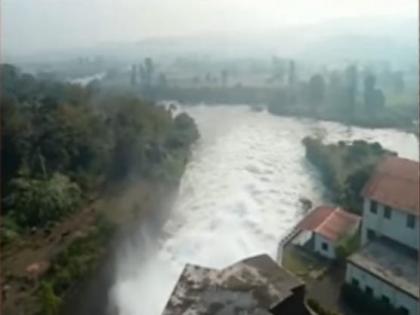 Big news: The gate of Radhanagari dam in Kolhapur got stuck, large amount of water was discharged, alert was issued to the riverside villages. | मोठी बातमी: कोल्हापूरमधील राधानगरी धरणाचा दरवाजा अडकला, मोठ्या प्रमाणात पाण्याचा विसर्ग, नदीकाठच्या गावांना सतर्कतेचा इशारा  