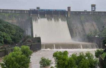 Eleven dams in the district are under water | जिल्ह्यात अकरा बंधारे पाण्याखाली, गगनबावड्यासह आजरा, शाहूवाडीत पावसाचा जोर