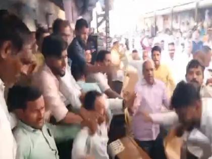 Clashes in Radhanagari Taluka Farmers Union meeting | Kolhapur: राधानगरी तालुका शेतकरी संघाच्या सभेत राडा; हाणामारी, खुर्च्या, चपलांची फेकाफेक