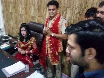 In the police station, the chair sitting in the chair, Radhe Ma, SHO tied the hand with a pair of hands | VIDEO : पोलीस स्टेशनमध्ये अधिका-याच्या खुर्चीत बसली राधे माँ, SHO गळयात चुनरी घालून हात जोडून उभा