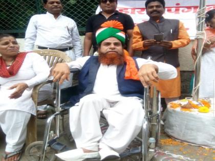 Rafiq Khan a disabled person from Pune will climb 75 steps with his hands and hoist the tricolor | पुण्यातील दिव्यांग रफिक खान हातांनी ७५ पायऱ्या चढून फडकविणार तिरंगा