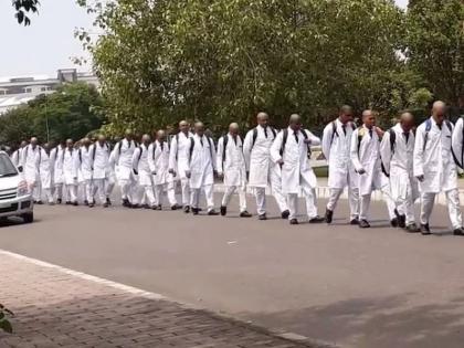 Saifai 150 students seen with shaved heads on campus allegedly as part of ragging | ...म्हणून विद्यापीठातील 150 विद्यार्थ्यांचं टक्कल करण्यात आले