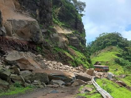 Raghuveer Ghat closed due to landslide, Twenty villages lost contact | landslides collapsed: दरड कोसळल्याने रघुवीर घाट बंद, वीस गावांचा संपर्क तुटला