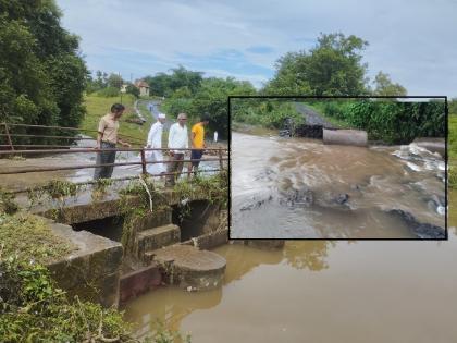 Heavy rains in Rahimatpur Satara district, bridge over Kamandalu river collapses | सातारा: रहिमतपुरात पावसाचे तांडव, कमंडलू नदीवरील पुलाचा भराव ढासळला; वाहतूक ठप्प, पिके गेली वाहून