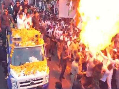 Balloons explode during Rahul Gandhis road show in Madhya Pradeshs Jabalpur | रोड शोच्या वेळी फुग्यांमध्ये स्फोट; राहुल गांधी थोडक्यात बचावले