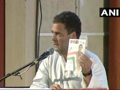 Karnataka Assembly Elections 2018: Rahul Gandhi released the manifesto of the Congress | Karnataka Assembly Elections 2018 : राहुल गांधींनी प्रसिद्ध केला काँग्रेसचा जाहीरनामा, विद्यार्थ्यांना देणार मोफत स्मार्टफोन