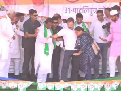 Viral Video: Stage fell, Rahul Gandhi survived the fall, security guards rushed to his aid! | Video: स्टेज पडले, राहुल गांधी पडता पडता वाचले, सुरक्षारक्षक त्यांच्या मदतीला धावले!