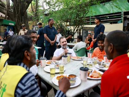 rahul gandhi discussed problems of gig workers eat masala dosa, karnataka assembly election 2023 | फूड डिलिव्हरी पार्टनर्ससोबत राहुल गांधींनी खाल्ला मसाला डोसा, स्कूटरवरून मारला फेरफटका!