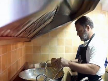 राहुल गांधींनी स्वतःच्या हाताने बनवली ‘इमरती’, ‘बेसनाचे लाडू’; दिवाळीच्या शुभेच्छाही दिल्या