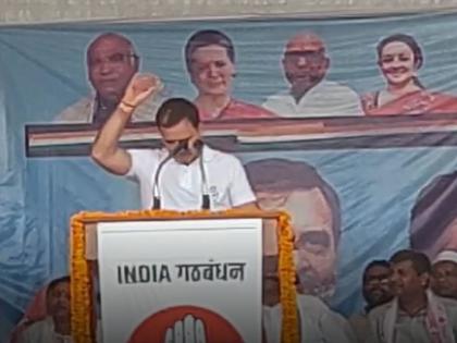 Lok Sabha Election 2024: During the campaign rally, Rahul Gandhi suffered from heatstroke, water was poured on his head in the rally    |  प्रचारसभेवेळी राहुल गांधी झाले उकाड्याने त्रस्त, भरसभेत डोक्यावर ओतलं पाणी   