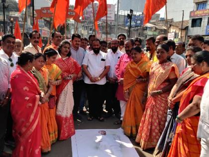 Rahul Gandhi's statement against Savarkar, Balasaheb Shiv Sena strike movement in Kolhapur | राहुल गांधींच्या 'त्या' वक्तव्याचा निषेध, कोल्हापुरात बाळासाहेबांच्या शिवसेनेचे जोडा मारो आंदोलन