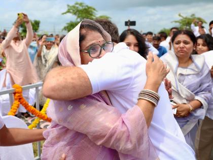 Rahul Gandhi questioned Vijayamala Kadam earnestly, Kadam-Gandhi family bond came to light | राहुल गांधी यांच्याकडून आस्थेने विजयमाला कदम यांची विचारपूस, कदम-गांधी कुटुंबीयातील स्नेहबंधाला मिळाला उजाळा