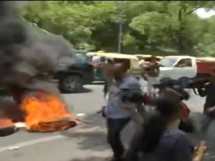 Rahul Gandhi's ED probe begins for third day in a row, Congress workers burn tires; Broken barricades | National Herald : राहुल गांधींची सलग तिसऱ्या दिवशी ईडी चौकशी सुरू, काँग्रेस कार्यकर्त्यांनी जाळले टायर; तोडले बॅरिकेड्स