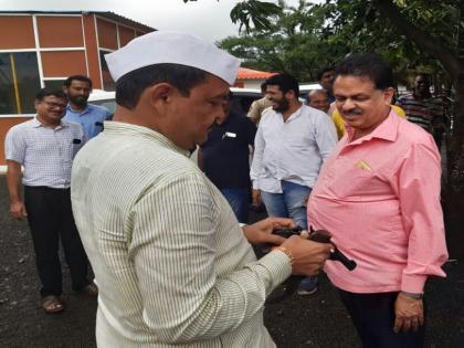 The pistol was shown by the mayor of Pimpri after the Pavana water pujan | पवना जलपूजनानंतर पिंपरीच्या महापौरांनी दाखविली पिस्तूल